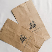 Cargar imagen en el visor de la galería, Bolsa kraft + agradecimiento + sticker