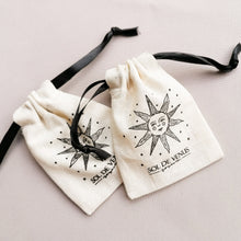 Cargar imagen en el visor de la galería, Bolsita de joyería + cartoncitos